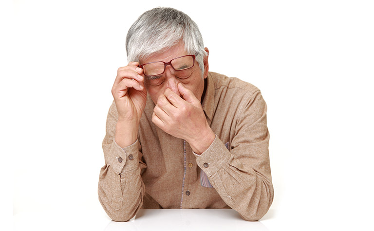 飛蚊症に悩む男性